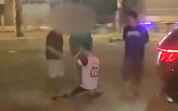 Một thanh niên bị tát tới tấp vào mặt, bắt quỳ gối giữa đường