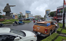 Lo mưa đặc biệt lớn, nhiều tài xế Đà Nẵng "mách nhau" đưa xe ô tô “giành chỗ” tránh ngập