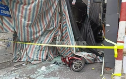 Hà Nội: Tấm bê tông từ ngôi nhà đang phá dỡ rơi đè vào người đi đường