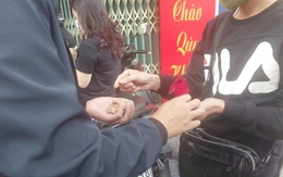 Khách vội bán vàng khi giá giảm kỷ lục, 'cò' lập tức thu mua sạch