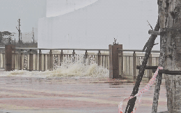 CLIP: Đường Như Nguyệt (Đà Nẵng) thành sông do ảnh hưởng bão số 12 Fengshen