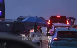 Hàng nghìn người đội mưa, ôtô nối đuôi tới lễ cưới Hoa hậu Đỗ Thị Hà và doanh nhân Viết Vương