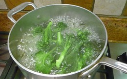 Nên đậy hay mở vung nồi khi luộc rau? Chuyên gia cho biết rất nhiều người đang làm sai