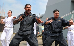 VIDEO: Thuỷ thủ tàu hải quân lớn nhất New Zealand nhảy điệu haka khi đến TP HCM