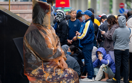 Sáng 24/10, giá vàng đảo chiều tăng mạnh, cảnh tượng mua bán ở cửa hàng vàng hot nhất Hà Nội gây bất ngờ