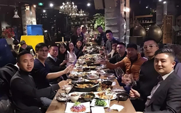 Đi họp lớp, ai cũng khoe thu nhập tiền tỷ, người bạn nghèo nhất nói một câu khiến tất cả câm nín