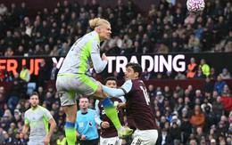 Man City thua sốc, bị MU đuổi kịp tại Ngoại hạng Anh