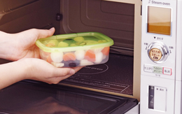 Đồ ăn cho vào lò vi sóng nên đóng hay mở nắp? Cứ 10 người thì lại có 8 người làm sai