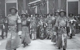 Ảnh hiếm thời Thanh: Nhà quan treo da hổ trấn trạch, đội quân thái giám của Từ Hi có điểm này khác thường
