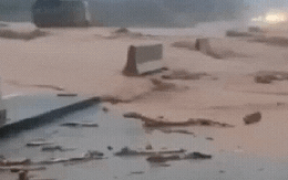 Clip: Nước lũ cuồn cuộn tràn qua đập, đường phố Huế chìm trong dòng nước đục ngầu