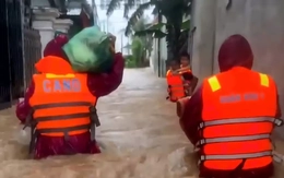 Vượt lũ xiết đưa cháu bé 8 tháng tuổi rơi xuống nước đi cấp cứu