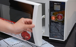 Dùng lò vi sóng xong nên đóng cửa hay để cửa mở? Tưởng đơn giản nhưng vẫn có người làm sai