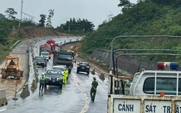 Quả đồi với khoảng 4.000m3 đất đá đổ ập xuống tuyến cao tốc La Sơn- Hòa Liên
