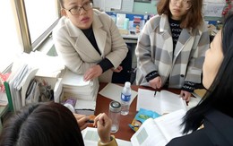 Thấy người phụ nữ giản dị đứng ở cổng trưởng, Hiệu trưởng gọi bằng giọng hách dịch rồi tái mặt khi biết danh tính!