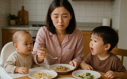 Bận đút cho con nên chưa ăn cơm, người phụ nữ chạnh lòng nhìn chồng và mẹ chồng rảnh rỗi bấm điện thoại