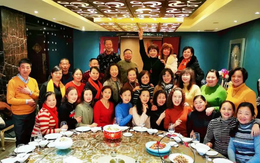 Đi họp lớp sau 30 năm, gặp lại bạn học từng bị chê là "an phận”, tôi nhận ra bài học "thô nhưng thật": Đôi khi sống bình thường cũng là một kiểu chiến thắng