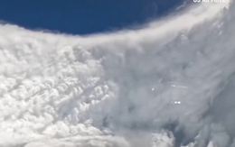 Video: "Thợ săn bão" của Không quân Mỹ bay thẳng vào tâm cơn bão mạnh nhất năm Melissa