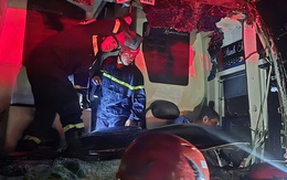 CLIP: 5 người bị tai nạn mắc kẹt trong xe khách giữa đêm trên đường cao tốc