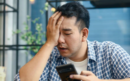 Đứng ra trả tiền họp lớp, người đàn ông bị vợ mắng "sĩ diện hão" rồi bật khóc khi thấy tin nhắn nhóm lớp