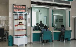 Ngân hàng cho khách vay thế chấp 2,4 tỷ đồng, quá hạn đòi nợ thì phát hiện đối phương đã qua đời, không người thừa kế, tòa tuyên bố: “Tìm phòng dân chính địa phương”