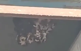 Mở cửa phòng, người đàn ông bị "hàng trăm mũi kim cắm khắp người"