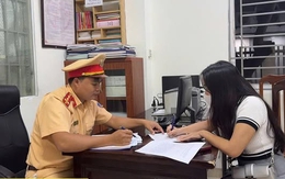 CSGT Hà Nội xử phạt cô gái vừa đi xe máy vừa dùng điện thoại
