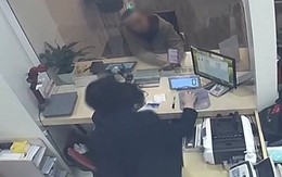 Người đàn ông yêu cầu chuyển hơn 1 tỷ vào tài khoản của chính mình: Nhân viên ngân hàng từ chối phục vụ và báo cảnh sát