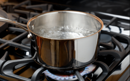 Cùng đun sôi 1 lít nước, bếp điện, bếp từ hay bếp ga làm nhanh hơn: Nhiều người sẽ đoán sai!