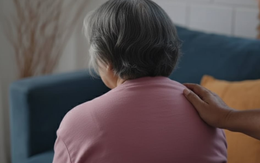 Quen tỷ phú qua mạng, người phụ nữ SN 1957 chuyển khoản 5 lần, tổng 900 triệu đồng mua đồng hồ xịn, mong có lãi 3 tỷ khi bán lại