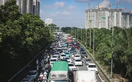 Đường gom Đại lộ Thăng Long vẫn ngập, xe nối đuôi ùn dài hàng km