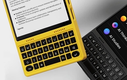 Điện thoại hình vuông này có camera lật, dùng hệ điều hành AI & Android, lắp thêm case bàn phím vào trông như Blackberry sống lại