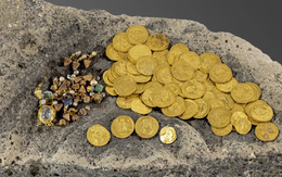 Còi rú inh ỏi khi máy quét qua tảng đá, phát hiện kho báu gần 100 đồng vàng nguyên chất, trang sức đính ngọc trai, chuyên gia thảng thốt: ‘Hiếm có khó tìm’