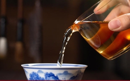 5 loại cốc không nên dùng để đựng nước nóng