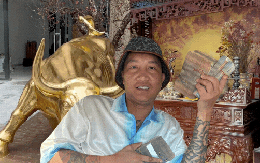 Bên trong căn nhà "dát vàng" của Huấn Hoa Hồng