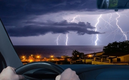 Ngồi trong ô tô có sợ bị sét đánh?