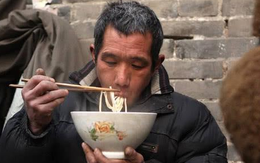 Bác sĩ Trung Quốc khuyên khi ăn làm 1 việc, người Việt đã quen làm từ nhỏ