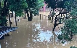 Biệt thự của ca sĩ Long Nhật ở Huế ngập gần hết cổng