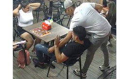 Clip sốc: Nam ca sĩ cùng thực khách bị dí súng, cướp sạch tài sản giữa nhà hàng