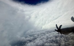 Máy bay bị siêu bão Melissa 'quăng quật' như món đồ chơi