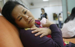 Về nhà lấy tài liệu, con rể bắt gặp mẹ vợ đang ôm con trai mình ở phòng khách: Nghe cả hai nói chuyện, anh sững sờ