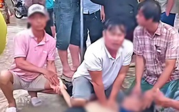 Vào chợ kiểm tra hàng hoá lúc nước lũ chưa rút, 2 người bị điện giật