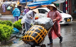 Người Hà Nội vất vả mưu sinh trong ngày mưa phùn, gió lạnh tăng cường