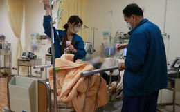 Người đàn ông có nước tiểu "đen kịt": Bác sĩ cảnh báo "thứ này chứa độc, uống vào phá gan, hại thận"