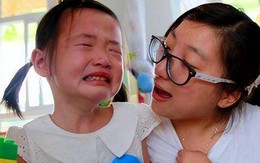 Bé gái 4 tuổi đi học về cứ nói "Cô giáo không thích con", phụ huynh không tin nhưng soi camera xong, tức tốc đến gặp Hiệu trưởng