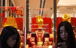 Trung Quốc: Nhà đầu tư tiếc nuối, người tiêu dùng chùn tay trong 'cơn sốt' vàng