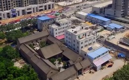 Gia chủ quyết không di dời, từ chối tiền đền bù 29 tỷ đồng, 2 năm chịu cảnh không điện nước, chuyên gia đến xem ngỡ ngàng: “Nhà này không thể phá”