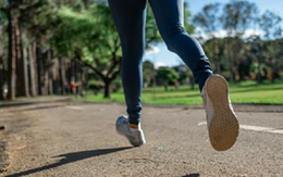 Chạy bộ buổi sáng hay buổi tối tốt hơn?