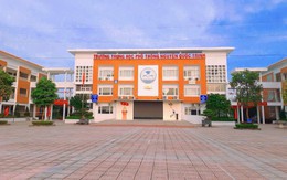 Xôn xao thông tin trường THPT ở Hà Nội mưa vẫn điểm danh, lệch 1 phút tính đi muộn: Hiệu trưởng lên tiếng