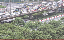 Hà Nội mưa lớn, Đại lộ Thăng Long ngập gần nửa mét, giao thông tê liệt kéo dài