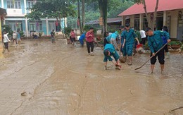 Thầy cô bật khóc nhìn trường học tan hoang sau lũ, hơn 400 HS chưa thể đến trường